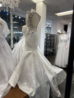 Beautiful brand new wedding dress 