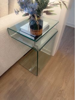 Glass side table looks brand new no scratches or marks