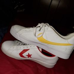 8.5 Women's (7 Men) Converse And Nike Shoes.