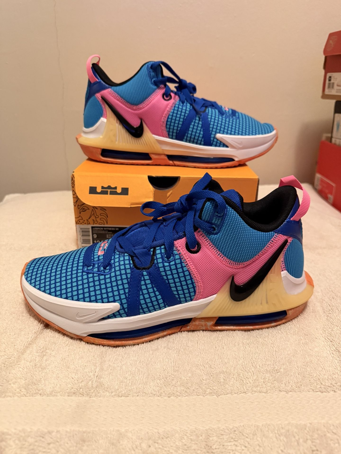 Nike LeBron James size 9 Brand New Original  Zapatos De LeBron James talla 9 Nuevos y Originales