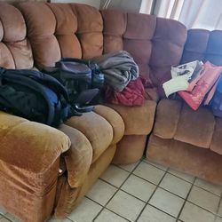 Beautiful 5 Piece Sectional With Recliners 