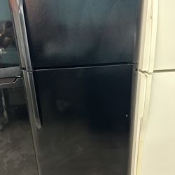 18 Cubic Foot Black Top Freezer Refrigerator 