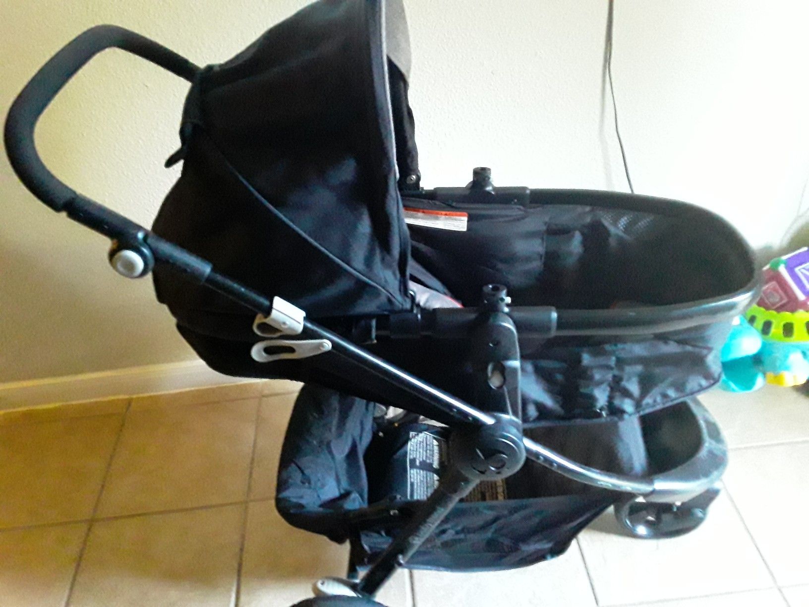 Carriola. Porta bebé. Bañera . Silla para comer ..