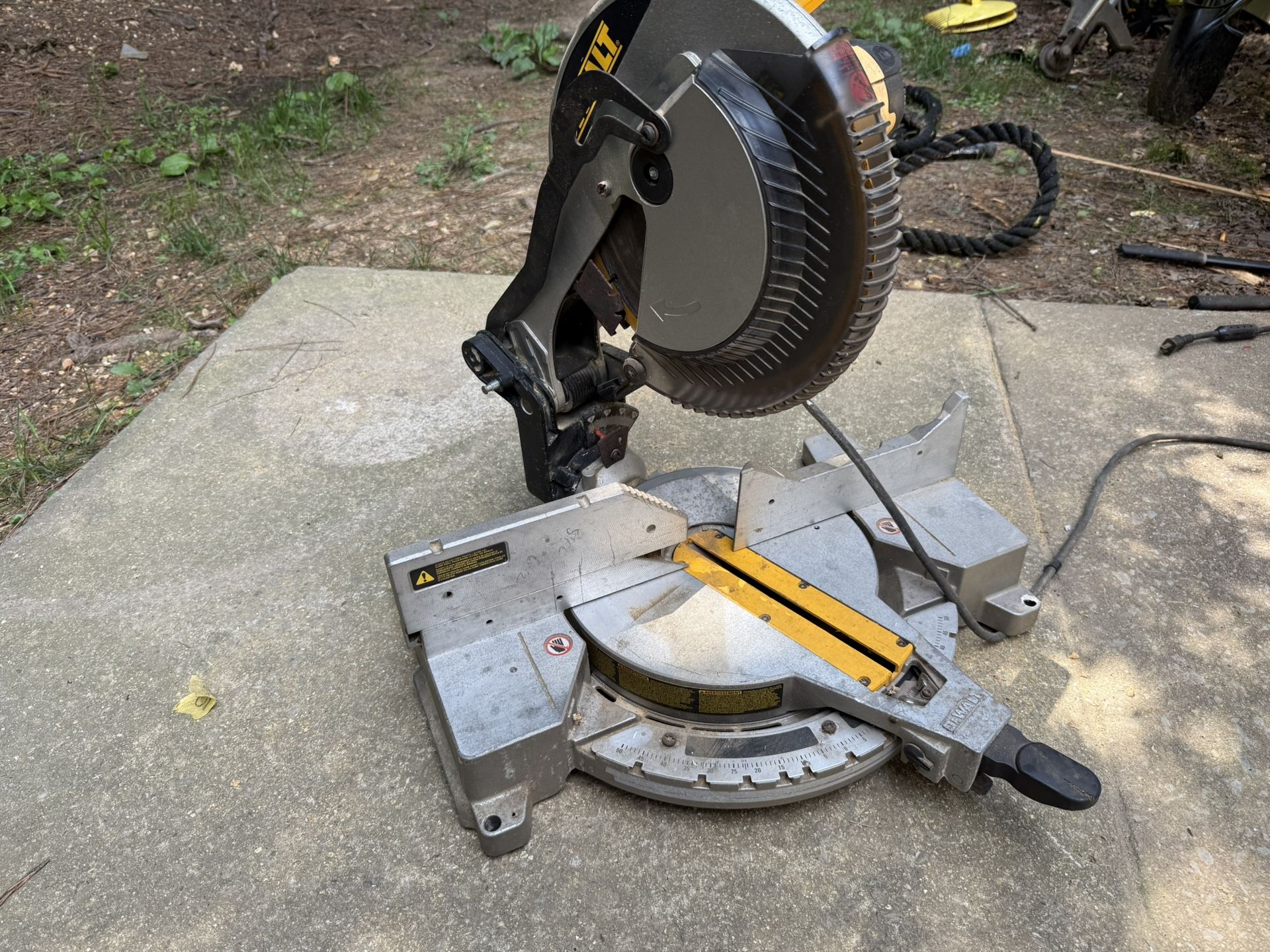 DeWalt Miter Saw w/extra Blade