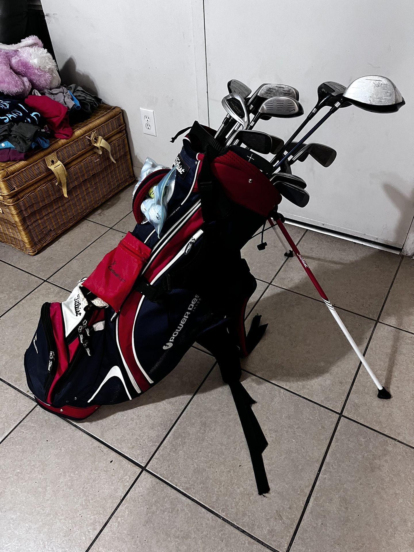  Titleist Full Golf Club Set Got All Gadgets  Some Potter Are More Expensive It Was My Grand Fath ers I’m Just Trying To Get Like 200Price Is Negotiab