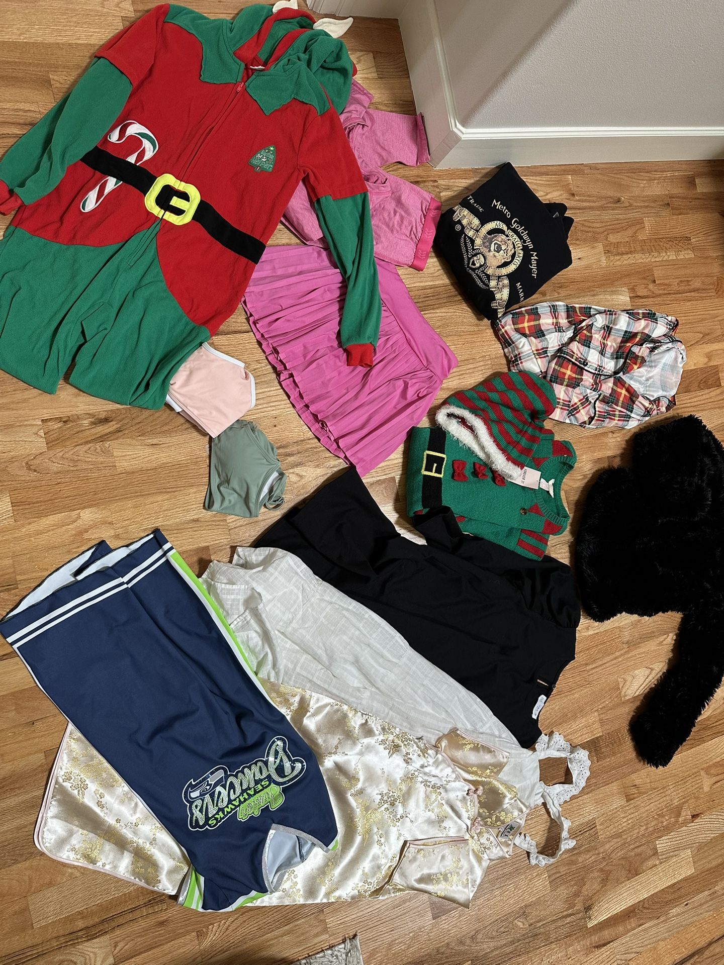 Large Lot Of Girls Clothing Approximately 10-13 Years Old