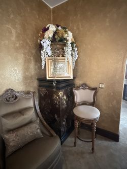 2 Pedestals And Vase