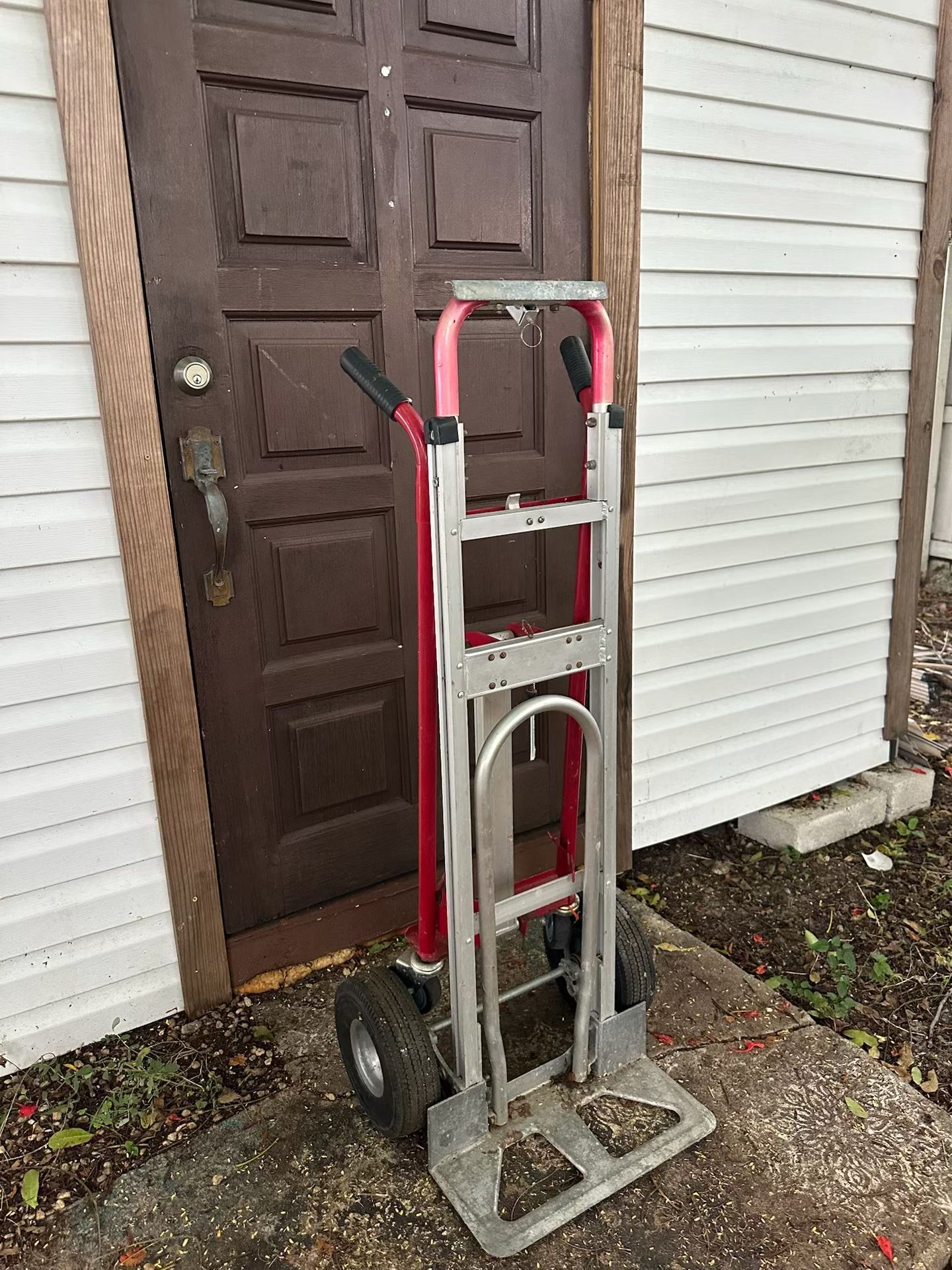 Milwaukee Hand Trucks 60137 4-in-1 Hand Truck with Noseplate Extension 4-in-1 versatility for every kind and size of job Built-in toe plate extensio