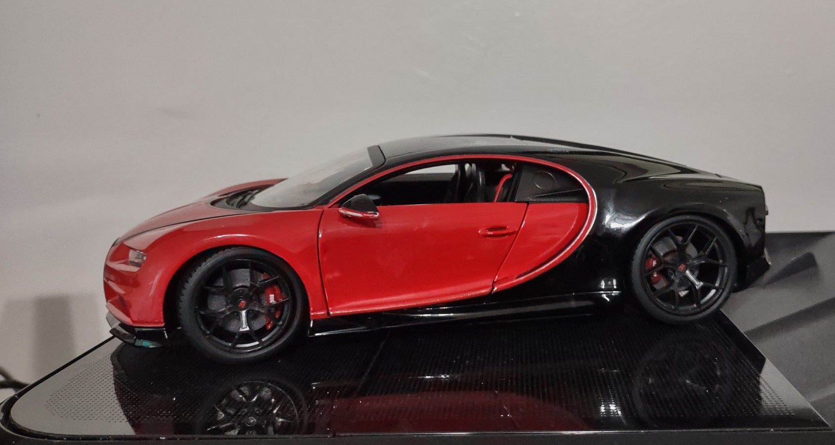 Maisto 1/18 Scale Diecast 46629 - Bugatti Chiron Sport - Red/Black