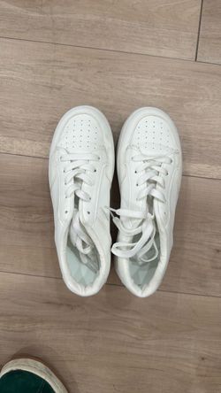 White Low-Top Sneakers – Good Condition
