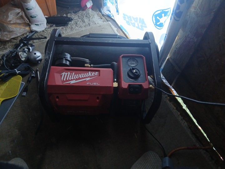 Milwaukee Battery Operated Air Compressor 