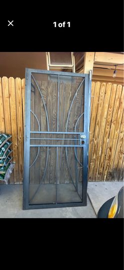 Puerta de protección para puerta tracera o principal