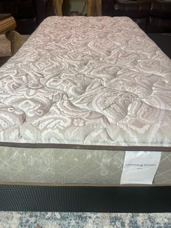 Hampton&Rhodes Twin mattress and boxspring it is good condition. It’s clean ,