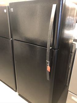 Used kenmore top and bottom fridge. 1 year warranty