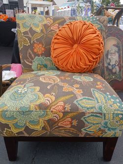 Retro look armless chair