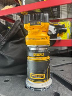 Dewalt 20V MAX Cordless Brushless Compact Router and (1) 20V 5.0Ah Battery with charger and bag
