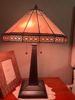 Matching nightstands and Tiffany style lamps