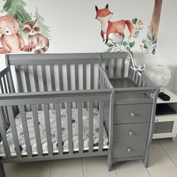 BABY CRIB WITH TABLE CHANGER AND DRAWERS- MATRESS INCLUDED 