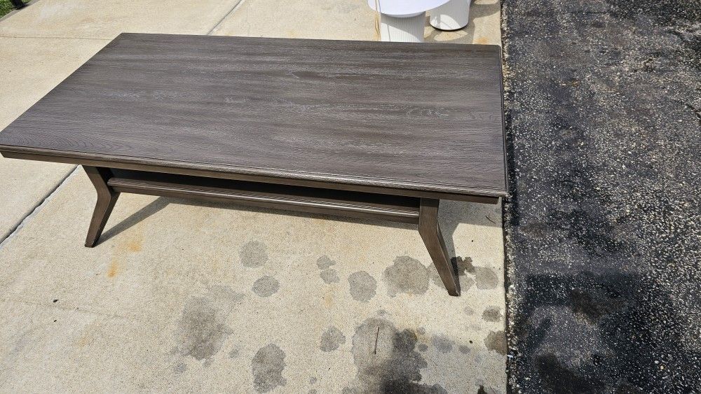 Coffee Table And 2 Lamps. MUST GO!!!!