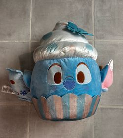 Disney Munchlings Season's Sweetings Snowflake Cupcake...