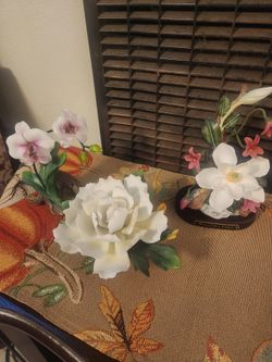 HOME INTERIOR 3 PORCELANAS. 1 ESTA REPARADA SOLO DE PA OJA LA FLOR ESTA EN PERFECTASCONDICIONES.