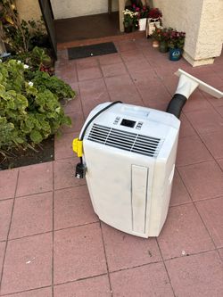 Top Condition Portable AC & HEATING DEHUMIDIFIER Cools & Heats Great 12.500 Btu . For 425 Sq Ft . Serviced Cleaned.