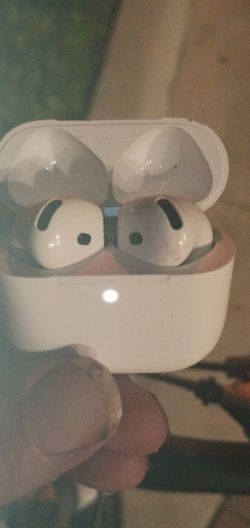 Gently  used Apple airpods 4 with ANC