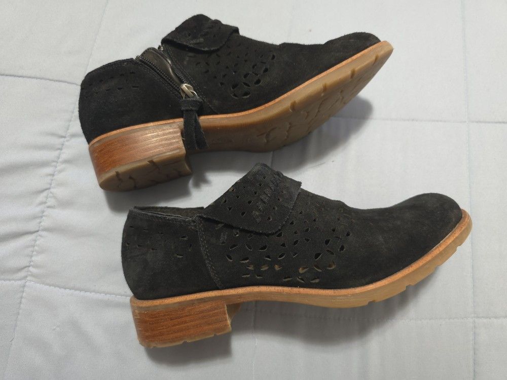 Söfft Ankle Shoes Size 8 (Black Suade)