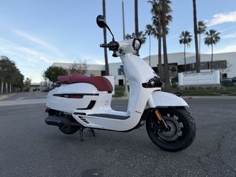 NEW 2025 Keeway Sixties 300i Scooter - White - Retro Style ABS