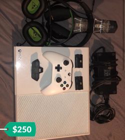 Xbox one/with a controller charger/ two extra batteries/ and a mic