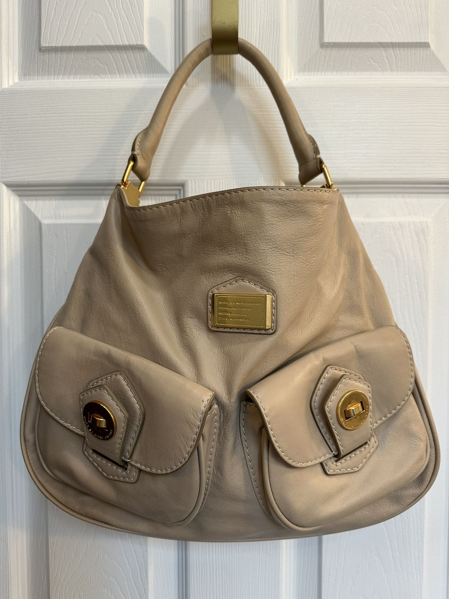 Marc Jacobs beige leather hobo bag with gold hardware. Excellent condition!