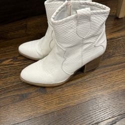 Cute white Cowboys Boots Size 8.5