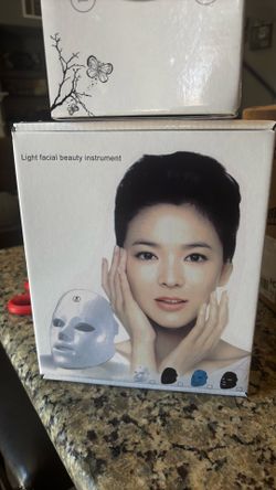 Light therapy and beauty mask