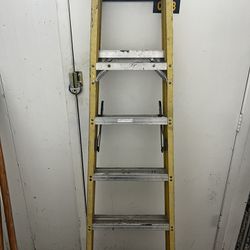 Fiberglass Step Ladder 6' 