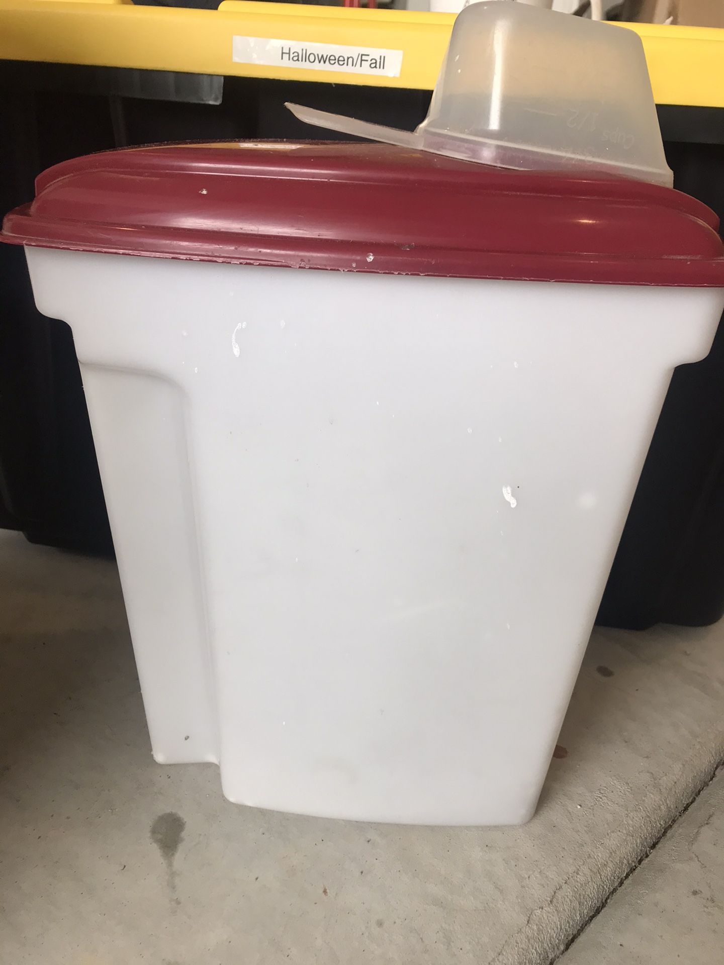 Dog/ Cat container with scoop