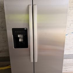 Whirlpool Refrigerator - Like New