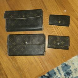 Two Loyis Vuitton Wallets And Two Key Holders For 175