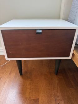 Set of two side tables