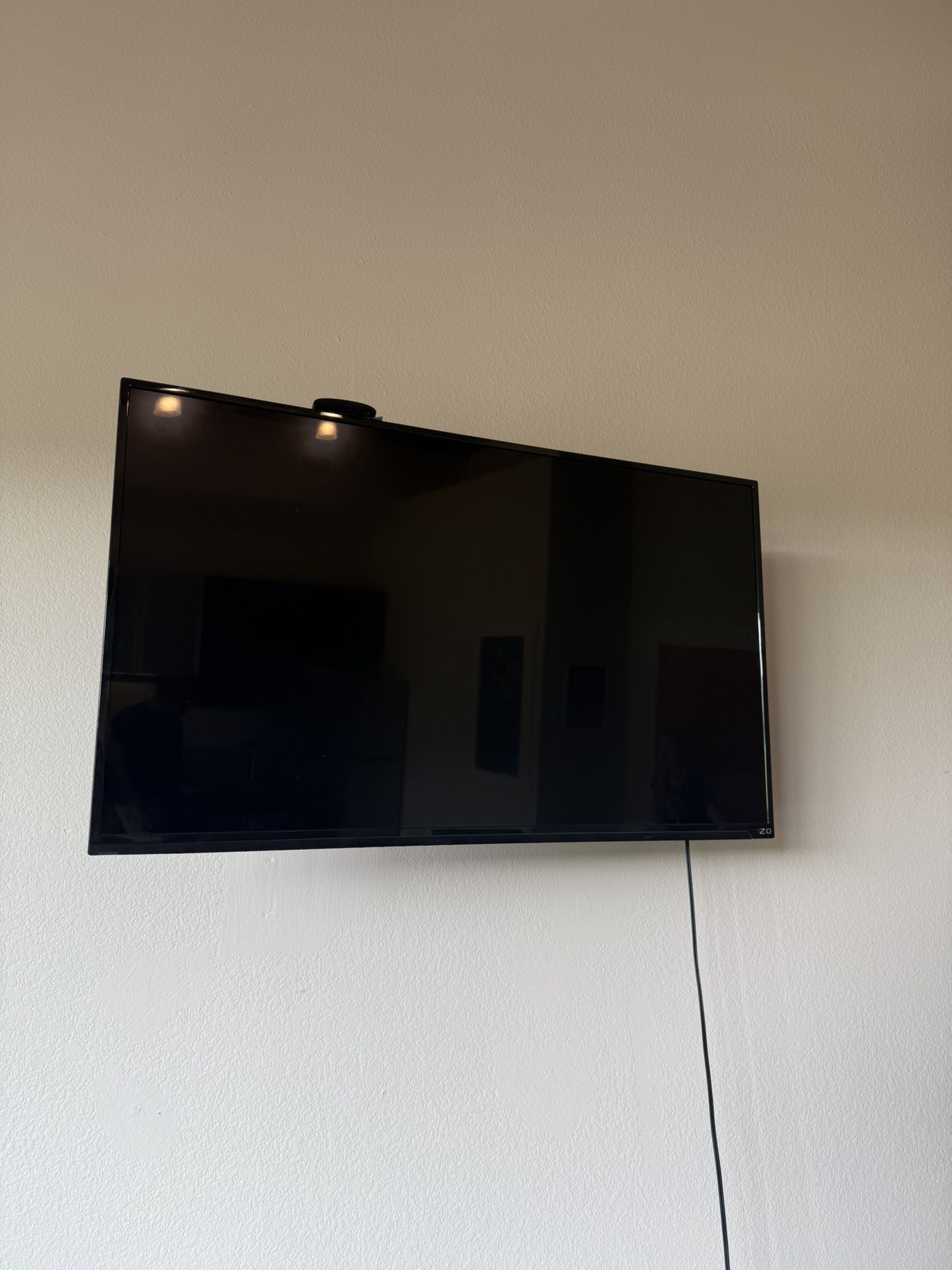 40 inch Vizio TV w/ Roku & Mount included