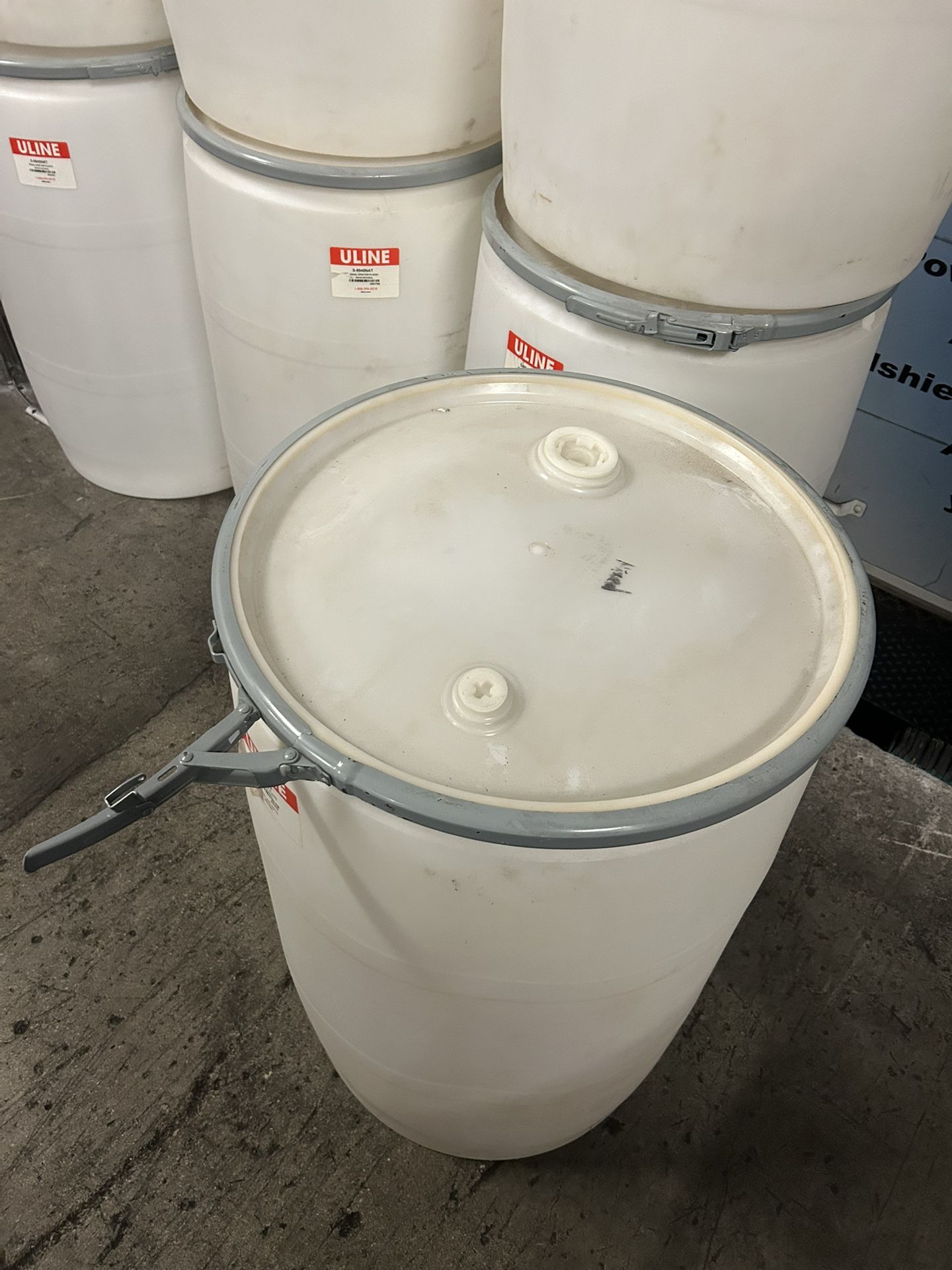 HEAVY DUTY PLASTIC 55 GALLON SHIPPING DRUMS WITH REMOVABLE LIDS AND CLAMPS $45 EACH DELIVERY AVAILABLE $45 EACH BUY 5 DRUMS $40 EACH DELIVERY AVAILABL