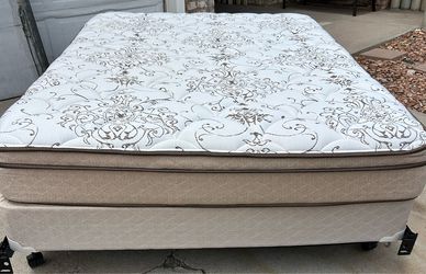 Queen bed. Westside
