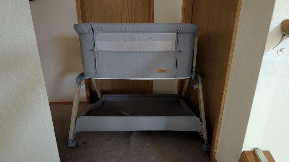 Jimglo Sleeper Bassinet and Sheets