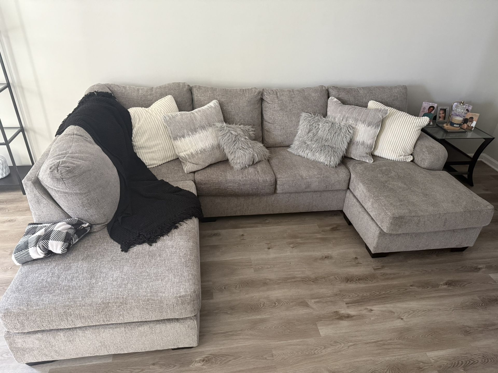SOFA SECTIONAL {read Details}