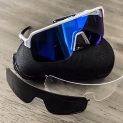 ‘2️⃣6️⃣🥳 New Oakleys  Box, Pouch Cloth All Included🥂