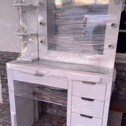 Vanity Desk With Mirror 