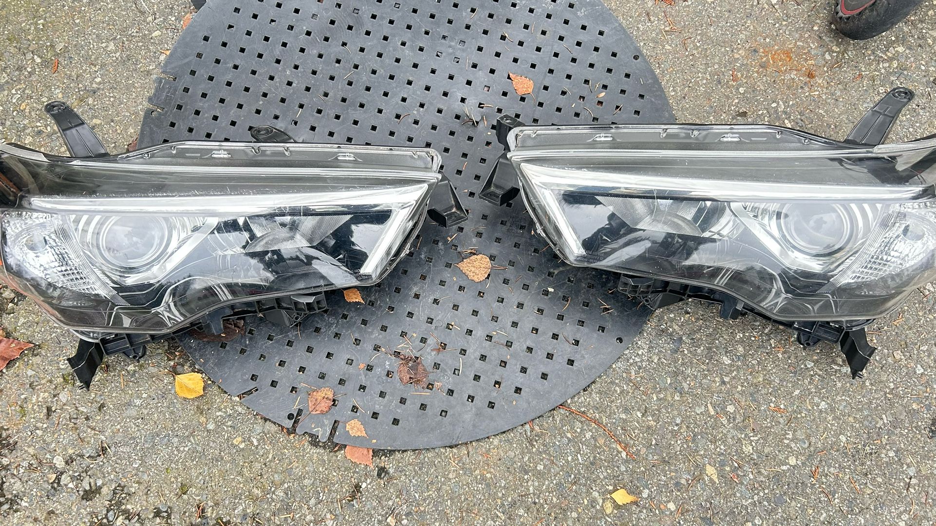 TOYOTA 4Runner 2014, 2015, 2016, 2017, 2018, 2019, 2020 OEM Headlight Housing Set LH and RH