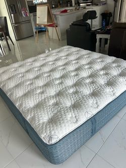 King Aireloom Mattress (Luxury Firm) Only slept on for 4 months, perfect like new condition! Delivery available or come see  Pet free smoke free home 