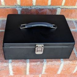 Portable metal cash box with 7 slot removable plastic tray and lay flat carry handle