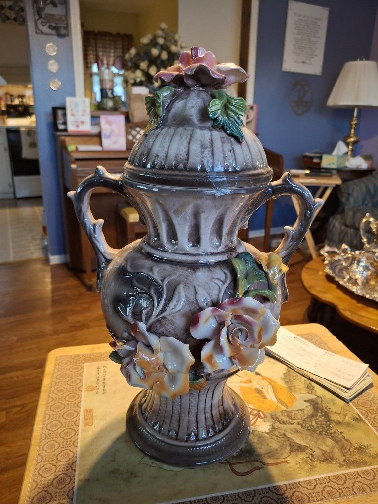 BEAUTIFUL LARGE VINTAGE CAPODIMONTE VASE OR URN HAS A COUPLE OF CHIPS NOT BAD