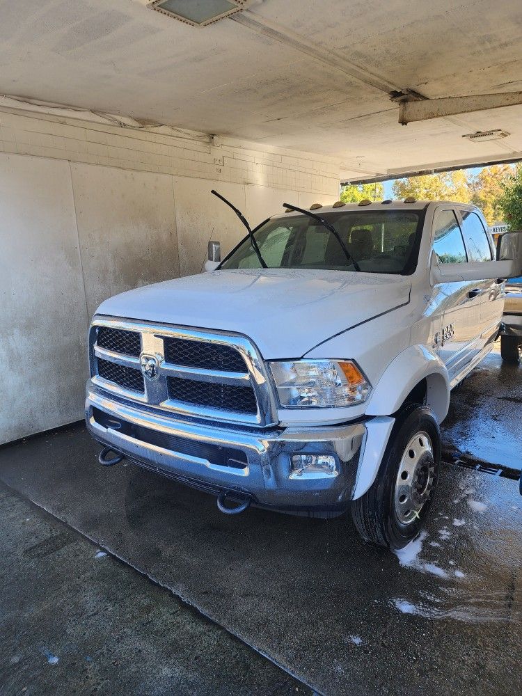 Ram 2018 5500 Fifth Wheel ready to tow heavy trailer